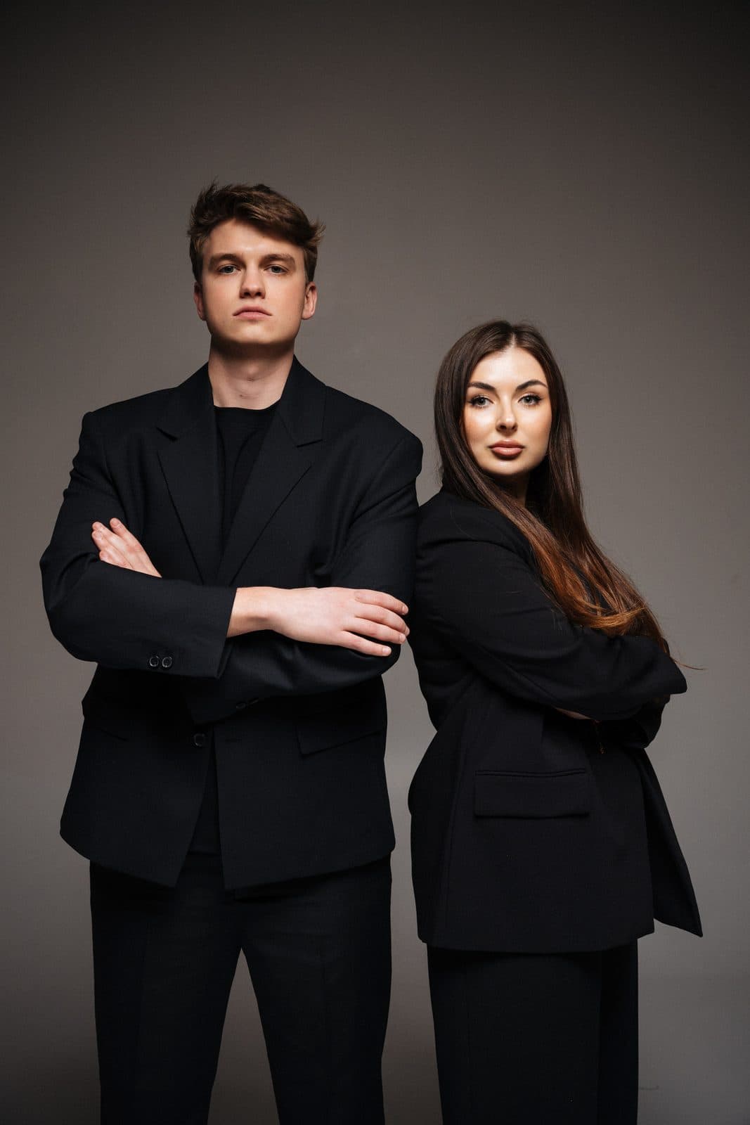Двоє учасників команди ALTEREGO TRAVEL зі схрещеними руками